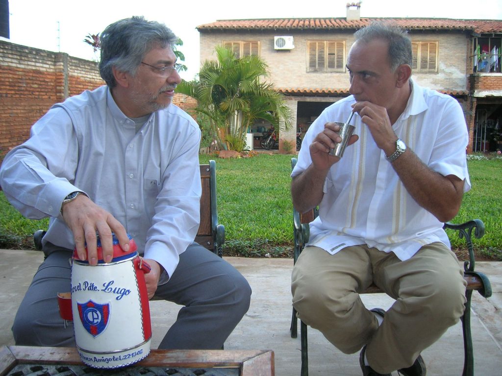 Fernando Lugo y Manuel Artero en el "tereré" de la tarde Fernando Lugo y Manuel Artero en el "tereré" de la tarde