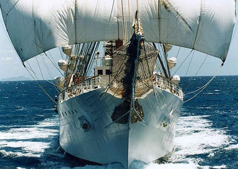 la Fragata argentina "Libertad" surcando los mares