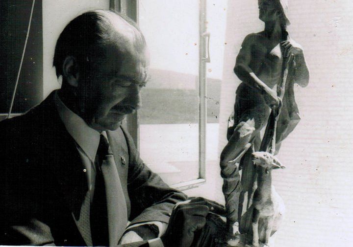 Luis Ortega con el busto de Simón Susarte