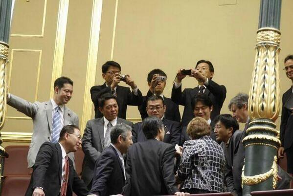 El Homenaje Berlanguiano hoy del grupo de japoneses haciendo fotos de las goteras es insuperable: