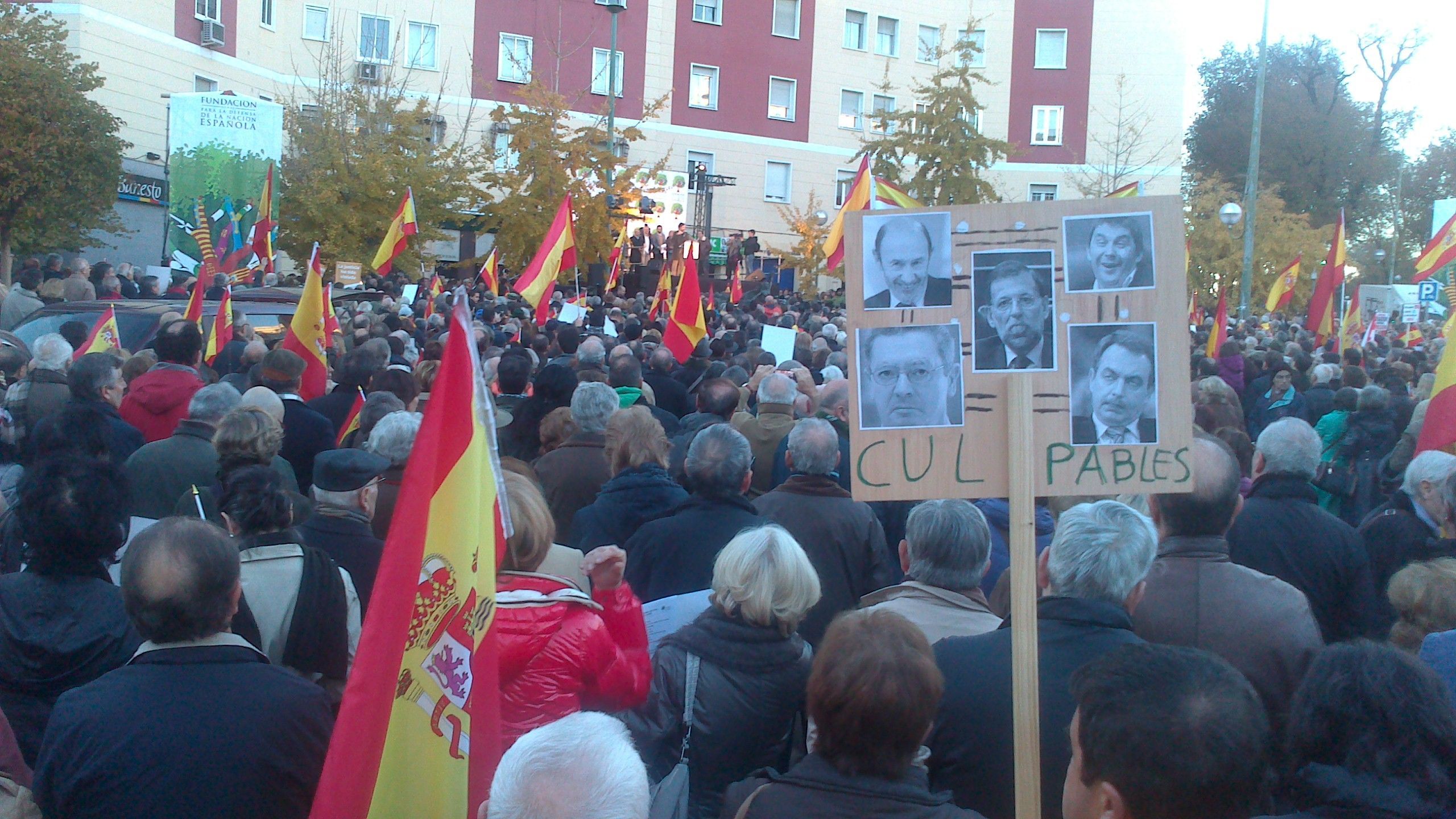 En La Plaza de la epública Domincana de Madrid, el seis de diciembre, contra la excarcelación de terrorists y asesinos. Foto de Manuel Artero Rueda