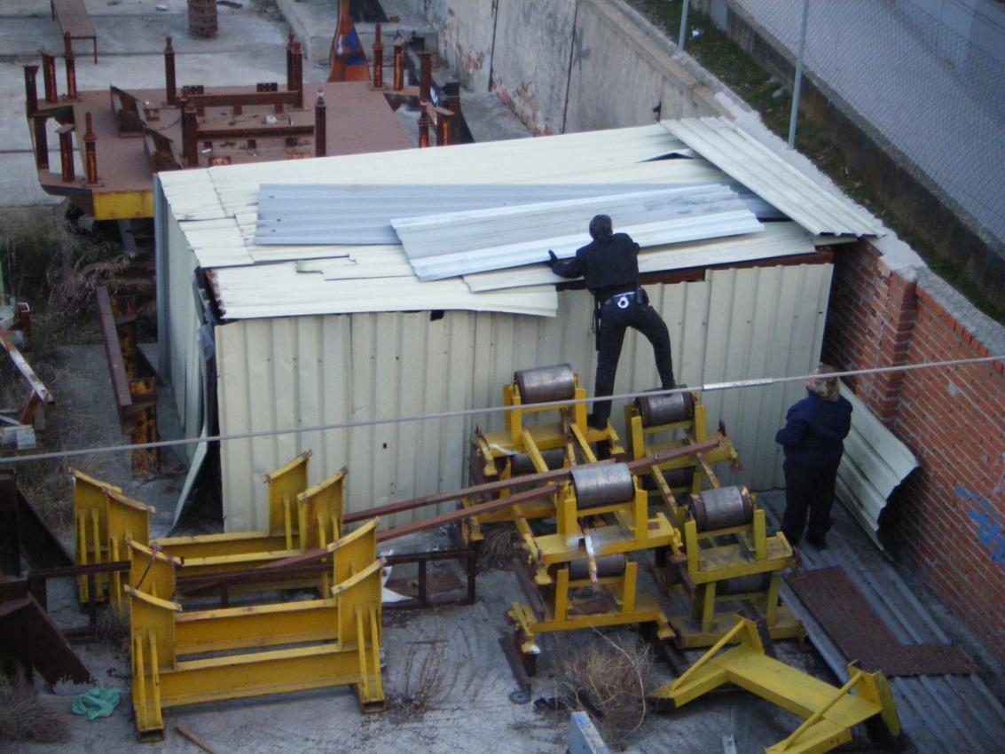 Foto 10.- El 28 de febrero de 2012, agentes de seguridad de Tafesa acondicionan el cobertizo que guarda los restos del foco de Santa Eugenia.JPG