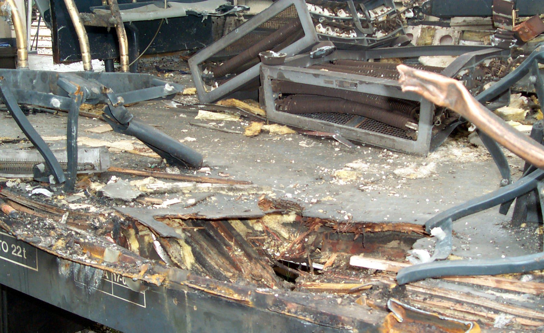 Foto 3.- 17 de marzo de 2004. Vicálvaro. Cráter en el suelo del coche 4 de Santa Eugenia, ignorado por los peritos en sus informes periciales