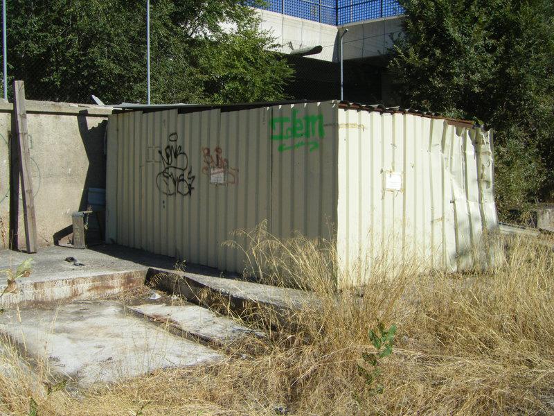 Foto 34.- El cobertizo que albergaba los restos del foco de Santa Eugenia el 16 de septiembre de 2013