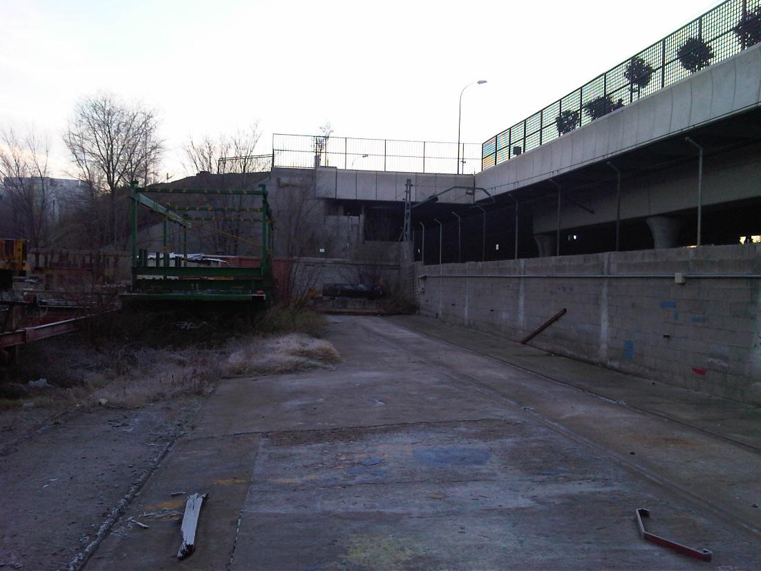 Foto 5.- 4 de enero de 2012. Al fondo del recinto de Tafesa aparece un cobertizo blanco semiescondido tras unas estructuras