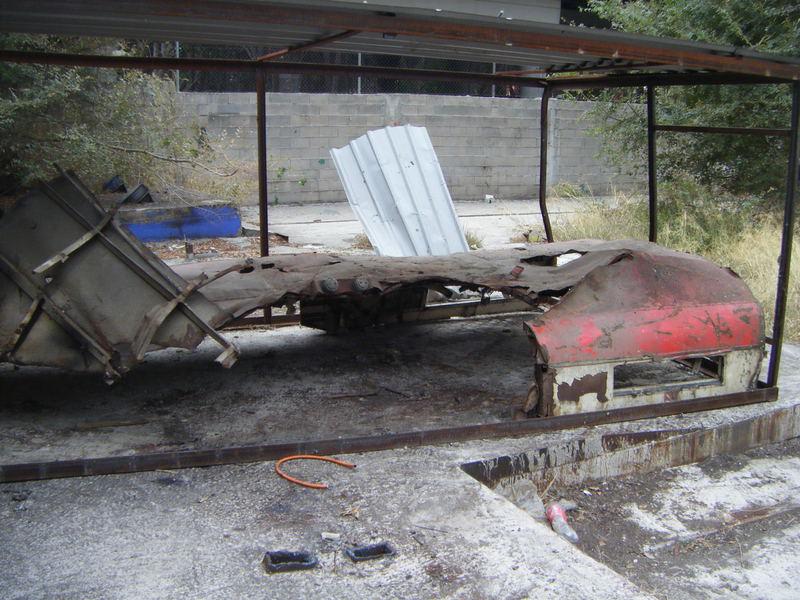 Foto 50.- La parte del techo que cubría el foco de la explosión aún dentro de los restos del cobertizo el 22 de octubre