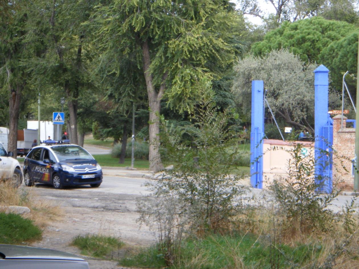 Foto 54.- El 23 de octubre hay vigilancia policial ante la puerta de Tafesa