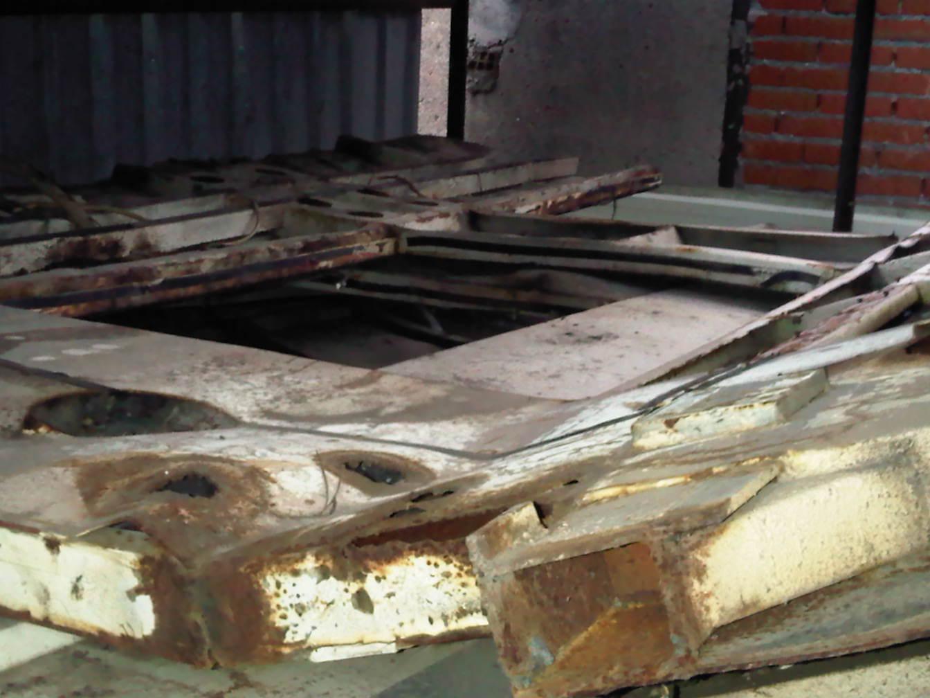 Foto 7.- Chapas deformadas y oxidadas amontonadas en el interior del cobertizo