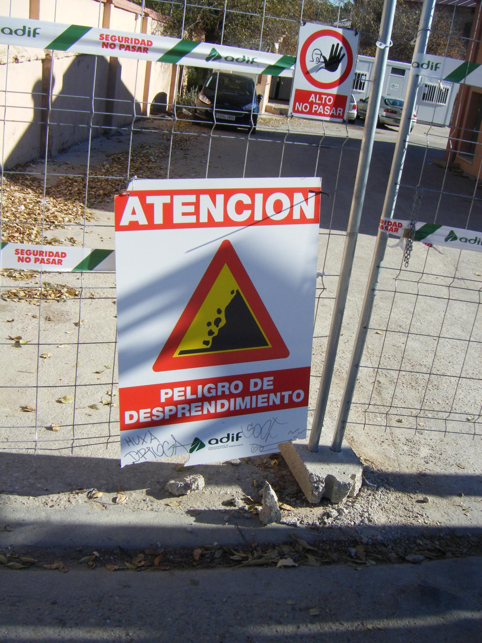 Foto 71.- Cartel en el acceso al taller el 4 de diciembre