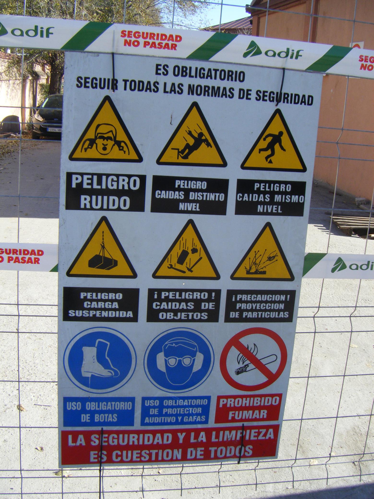Foto 72.- Cartel en el acceso al taller el 4 de diciembre