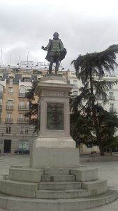 La estatua de Miguel de Cervantes frente al Congreso de los Diputados