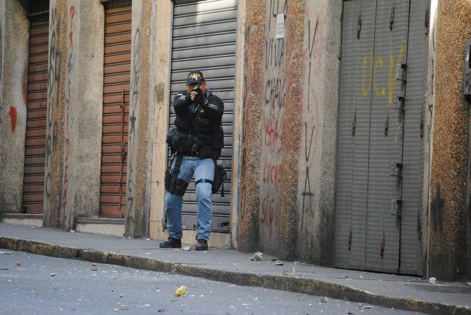 El protagonista de la foto tiene nombre, apellidos y todo tipo de referencias en los medios sociales de internet: Comisario MELVIN EDUARDO COLLAZOS RANGEL CI 8.103.074 el asesino