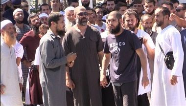 Apenas unas horas después de que se cerrara la operación antiterrorista en Melilla en los diferentes barrios periféricos, un grupo de musulmanes se concentró frente a la Delegación del Gobierno para protestar por las detenciones de seis presuntos terroristas yihadistas, cuya inocencia defendieron por ser “ciudadanos normales”. MELILLA HOY