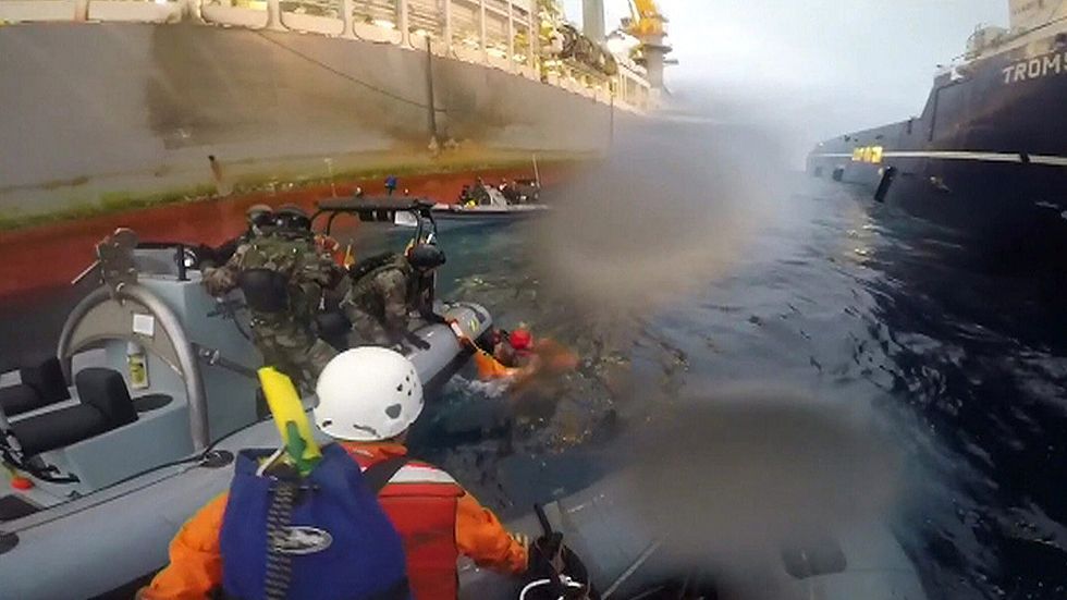 La acción de Greenpeace contra las prospecciones del petróleo canario