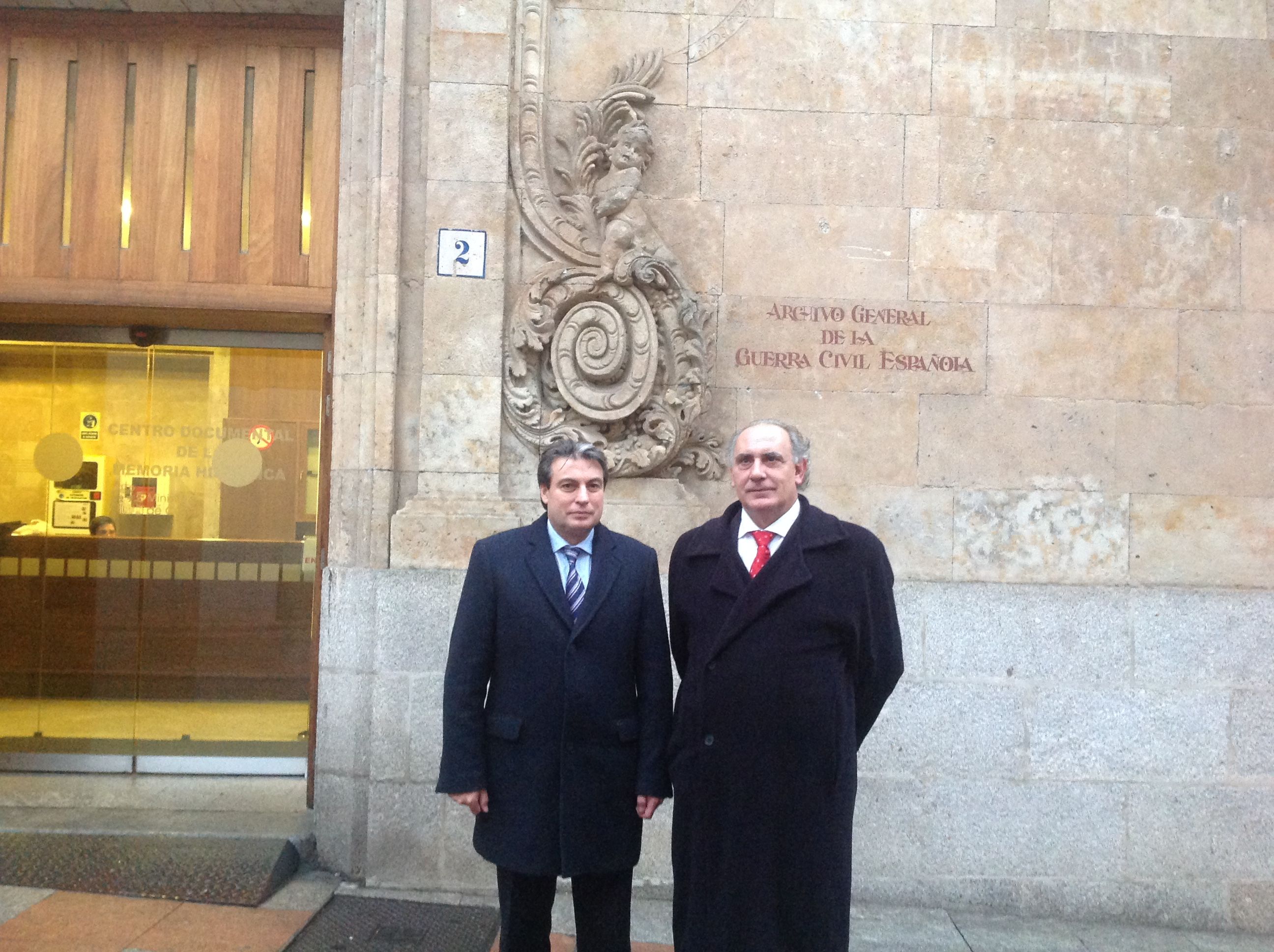 Con Policarpo Sánchez de Paseata por el Archivo de Salamaca. Foto La Paseata