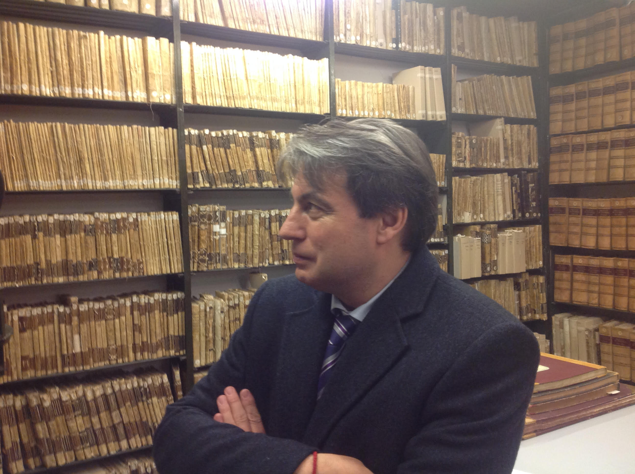 Policarpo ha pasado diez y ocho años de su vida entre los documentos del Archivo