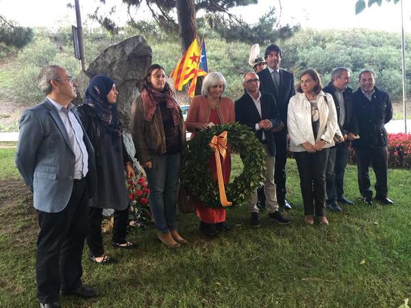 concejales PSC Badalona participando acto oficial presidido x 2 banderas esteladas.