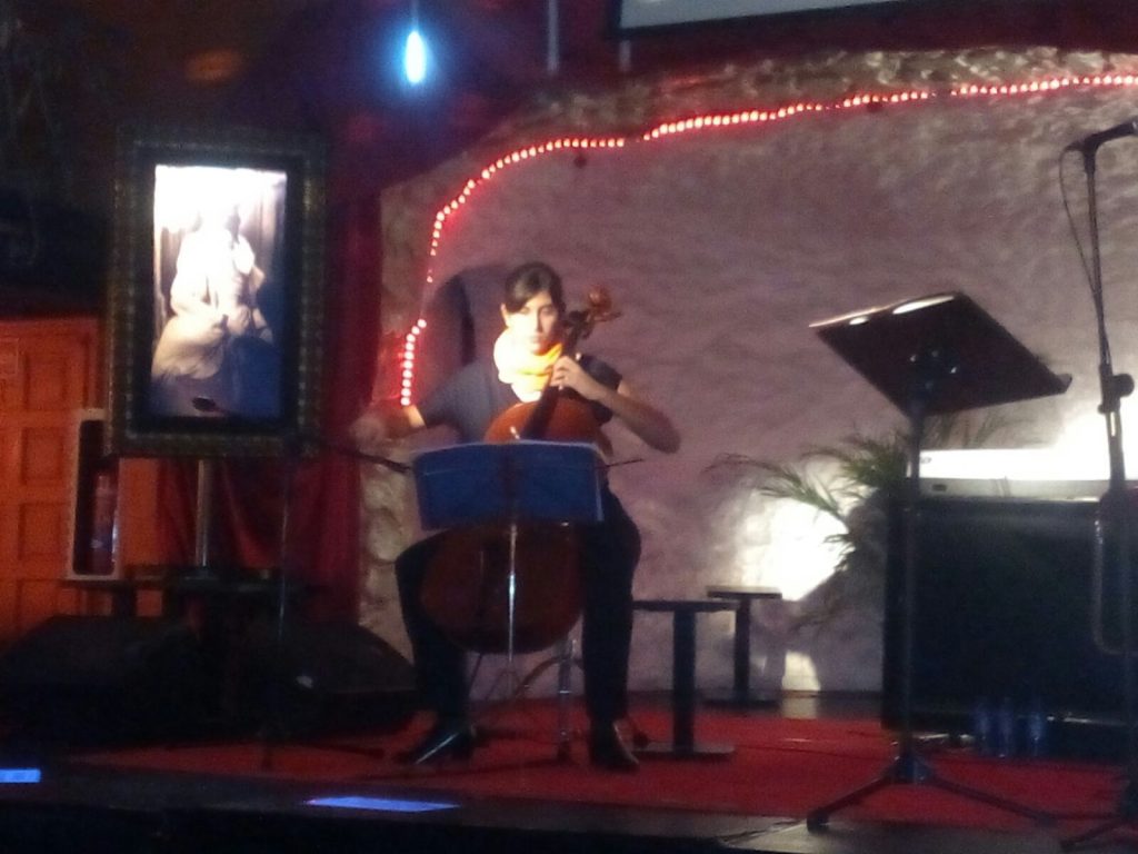 Regina Artero acompaña al violonchelo la presentación