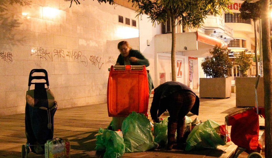 la gente de clase media ya busca comida en las basuras