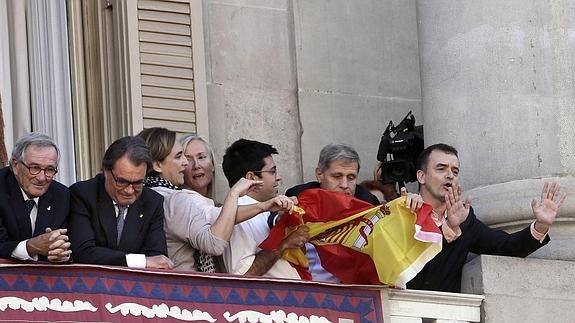 la-bandera-de-espana-y-el-balcon