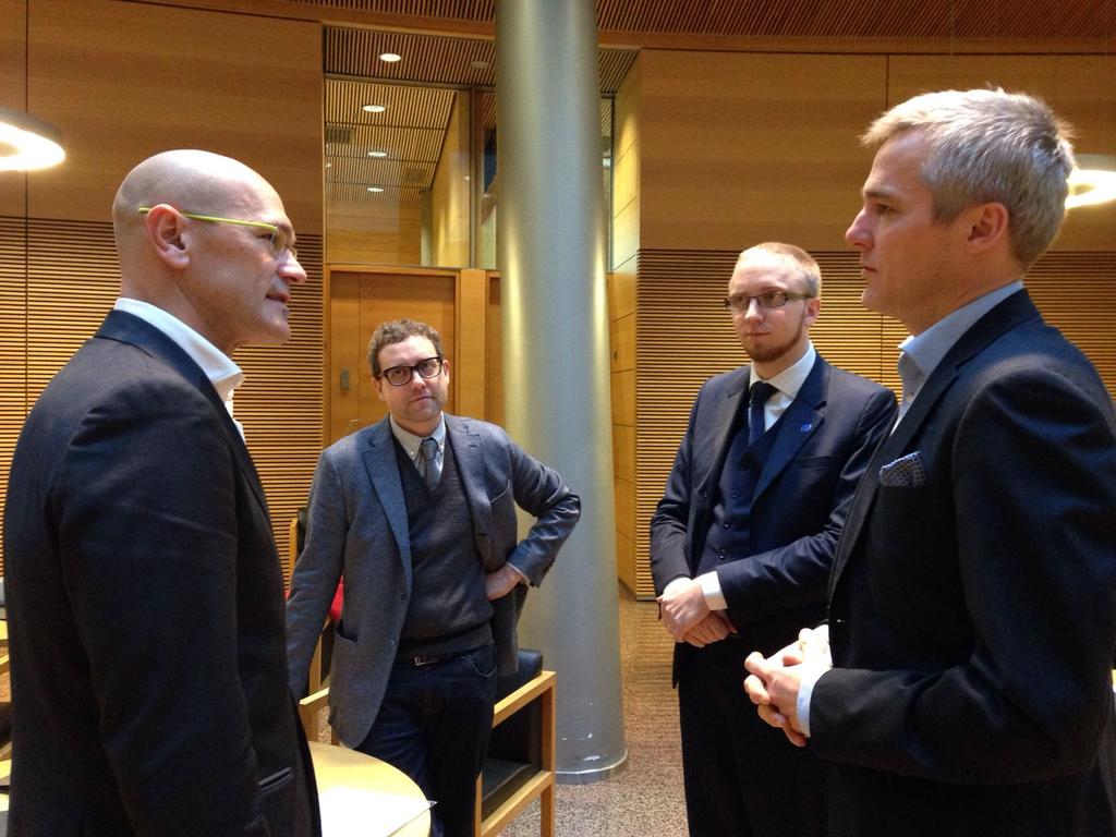 Romeva fue recibido y presentado por Simon Elo, diputado del Partido Finlandés, formación de extrema derecha que le hizo de anfitrión en la cámara de Helsinki.