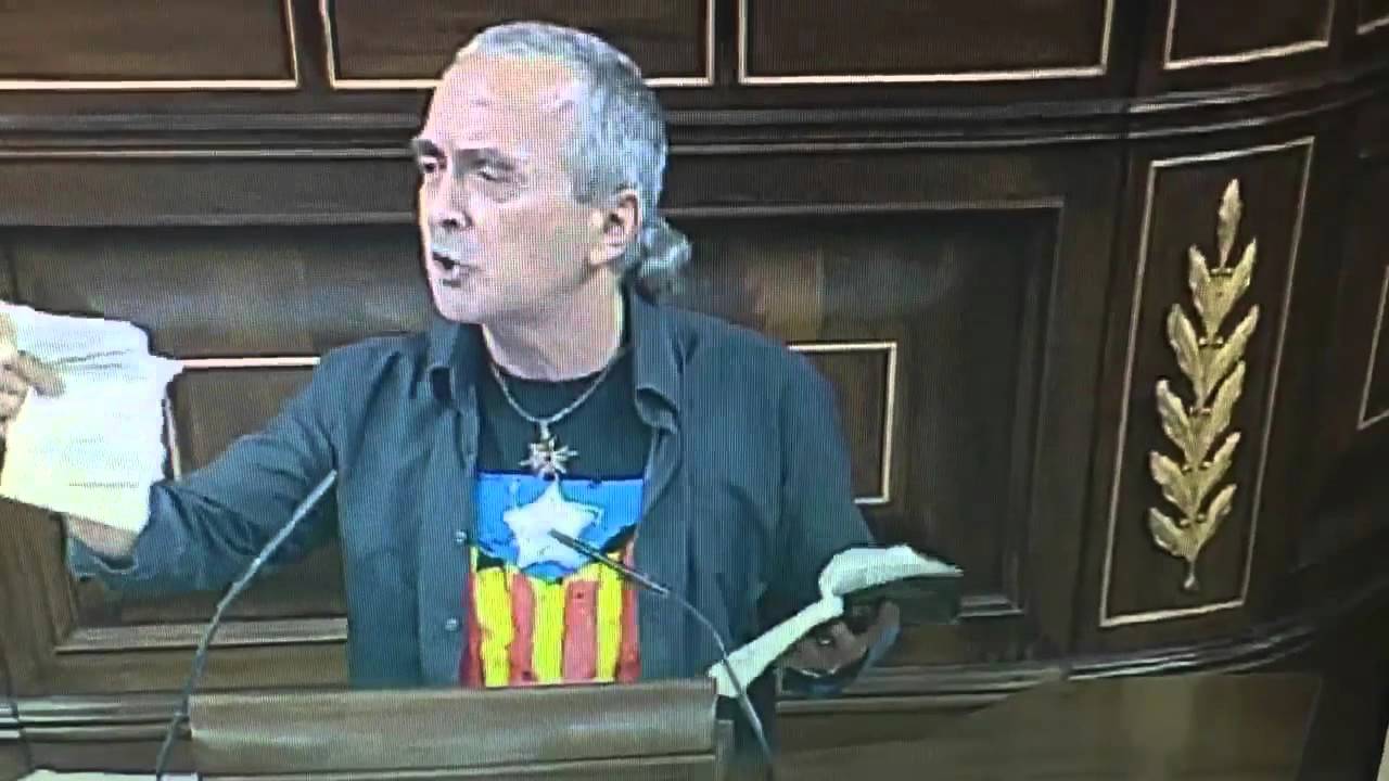 El diputado Sabino Cuadra rompe unas páginas de la Constitución en la tribuna del Congreso