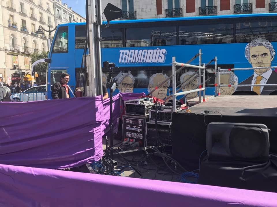 El Tramabús podemita anclado en la Puerta del Sol de Madrid