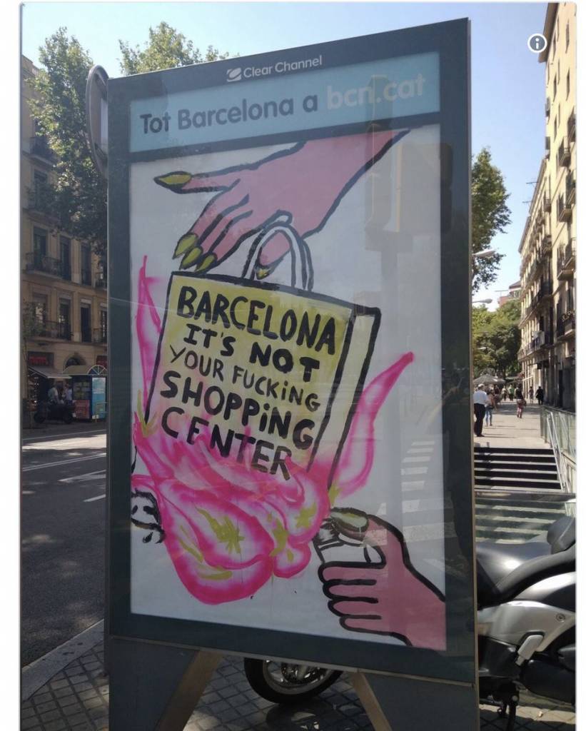 La campaña en plafones públicos contra los comercios rlizada por Ada Colau en el Ayuntamiento de Barcelona atenta contra la prosperidad y el libre comercio