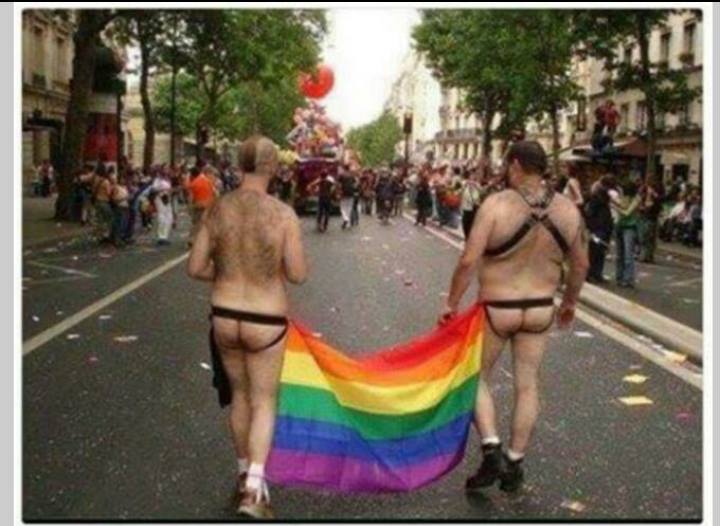 La imagen de arriba está editada, la verdadera foto no tiene niños incluídos. La fotografía es de la marcha en Paris de 2011.