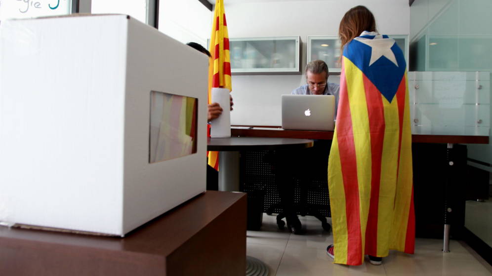 Una catalana vota en la consulta del 9 de noviembre de 2014