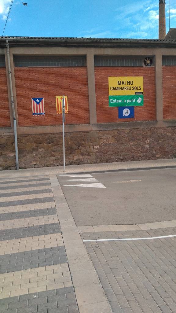 El cartel amarillo dice, nunca caminaréis solos