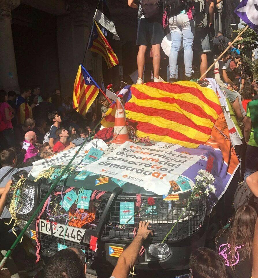 Este es el Estado opresor español. Todo muy normal en aquellos que se dicen llamar 'demócratas' pero acuden a la provocación y los motines