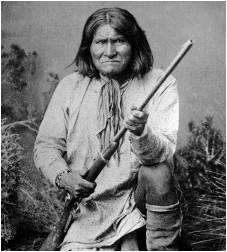 Gerónimo (1829-1909) adoptó su nombra tras la victoria sobre los mexicanos el día de su santo. Fue expuesto en la Exposición Universal de San Luis en 1904 con setencientos indígenas de cuarenta y dos tribus. A todos ellos se les podía ver ubicados de modo contiguo a un caballo que resolvía sumas y restas y a un chimpancé que entre sus muchas habilidades estaban las de usar cubiertos, montar en bicicleta y tocar el piano.