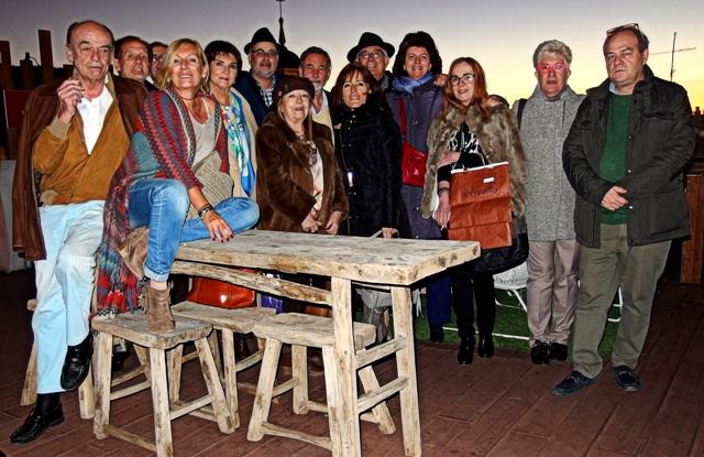 Gracias a Francisco, un amigo de Manuel, nos hemos trasladado a un club privado desde cuya terraza hemos podido contemplar el cielo de Madrid y todos los tejados de la vieja Corte de las Españas