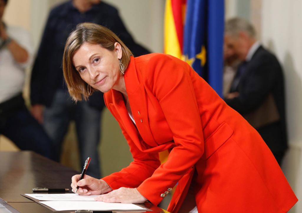 Mari Karma Forcadell firmando la DUI