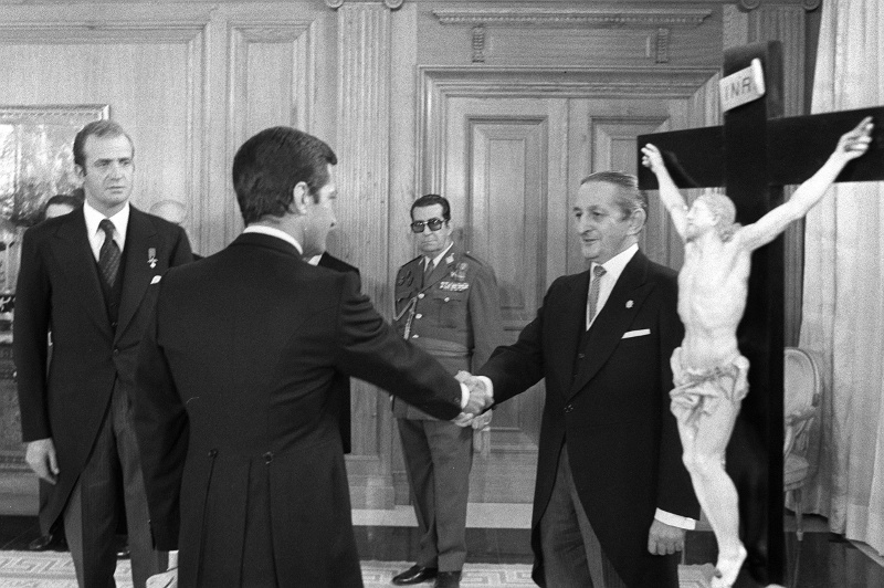 Suárez saluda a Fernández Miranda bajo la atenta mirada de El Rey tras jurar el cargo