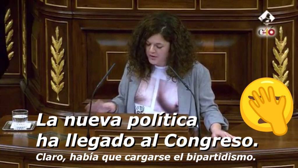 mujer que se vale de una camiseta con el físico de otra para reivindicar que la mujer de la izquierda no se valga de su físico para trabajar