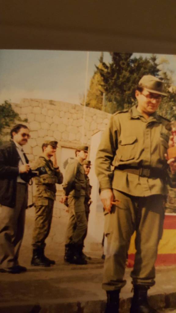 Alférez de Milicias Joaquin Torras. Regimiento de Infantería Palma47 Torra en español lanza reproches a Rajoy y el Rey, y el inglés lo utiliza para darle jabón a Junckers. Sin miedo al ridículo. El patetismo institucional que convierte el Parlamento en teatro del absurdo y la provocación.