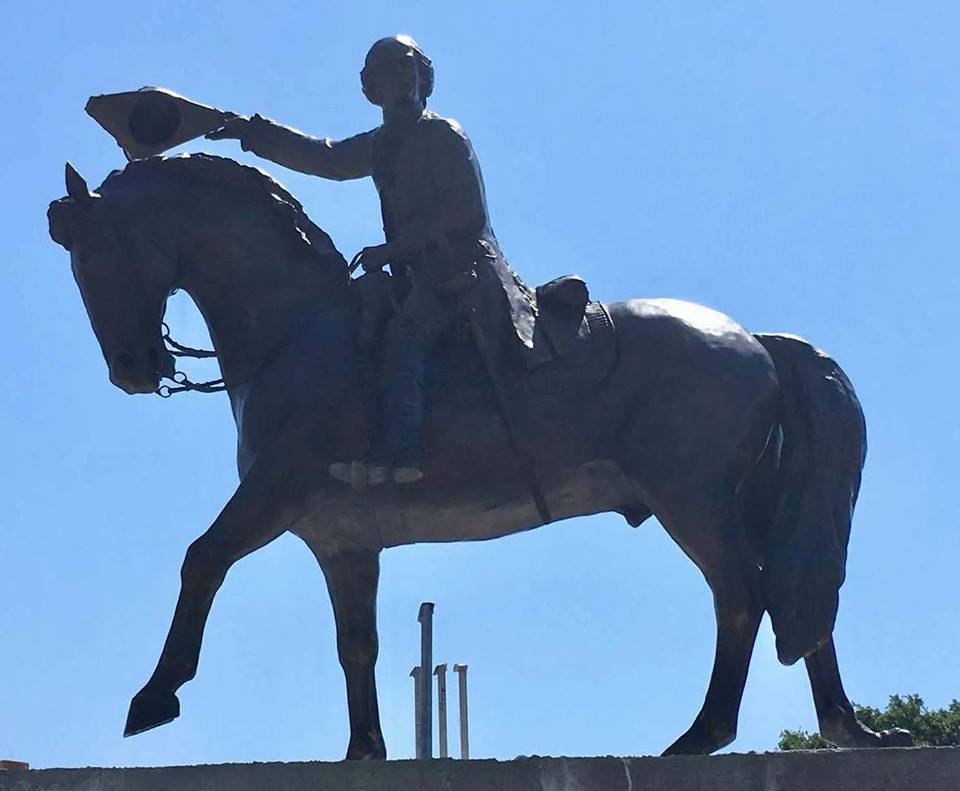 Bernardo de Gálvez montado a caballo y con su sombrero levantado en la mano derecha en señal de victoria