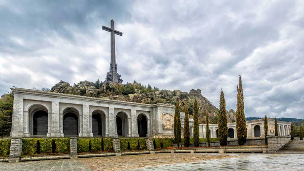 El PSOE anuncia una reforma de la Ley de Memoria Histórica para sacar los restos de Franco del Valle de Caídos