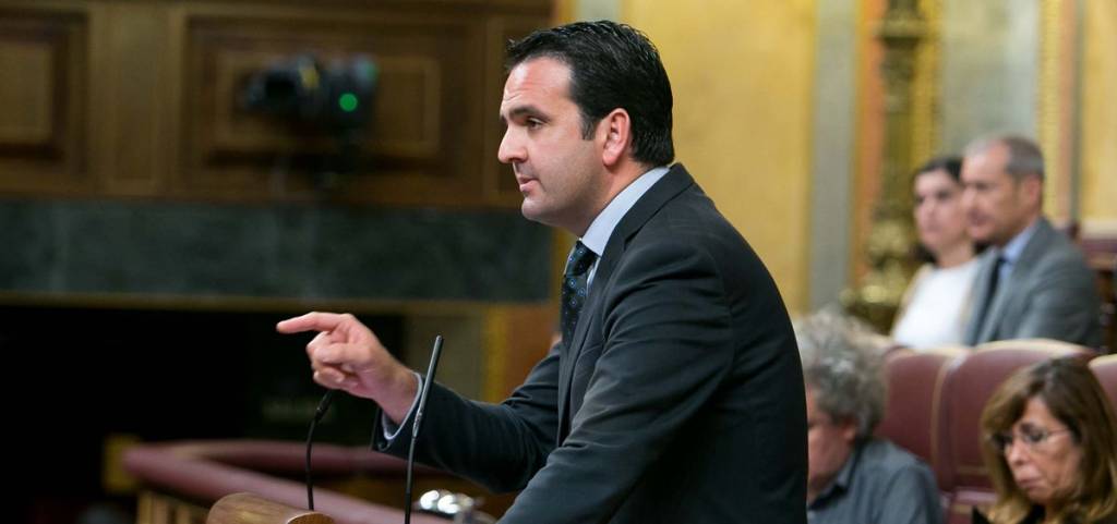 El diputado de Unión del Pueblo Navarro, Iñigo All durante el debate de la moción de censura contra Rajoy
