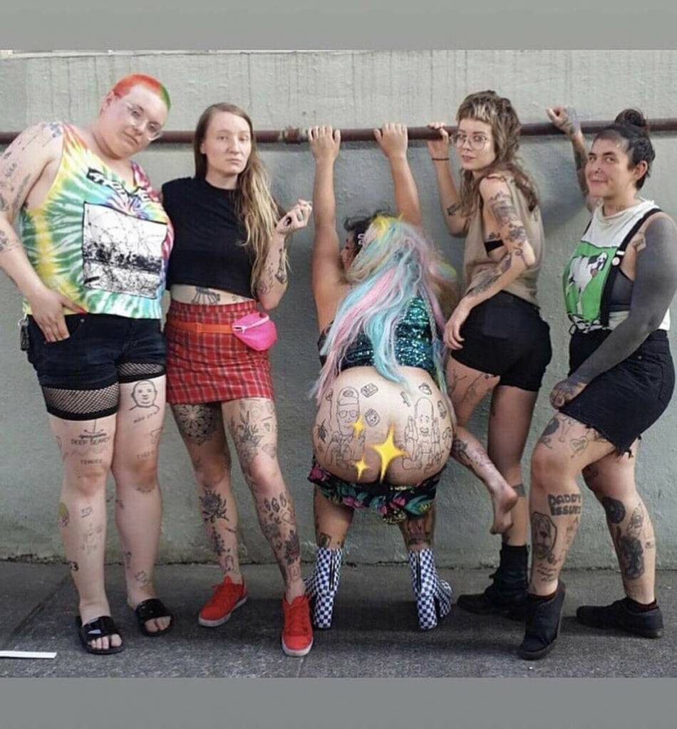 Os pongo ejemplos de moda feminazi para que podáis adaptaros.