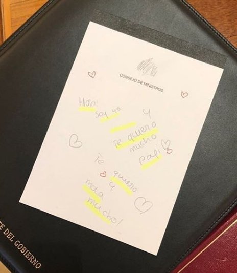 la foto de la nota de las hijas de Sánchez sobre la cartera del Consejo. El marketing se le ha ido de las manos
