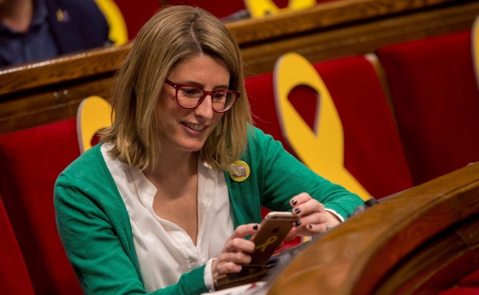 Elsa Artadi en el parlamento catalán rodeada de lazos amarillos