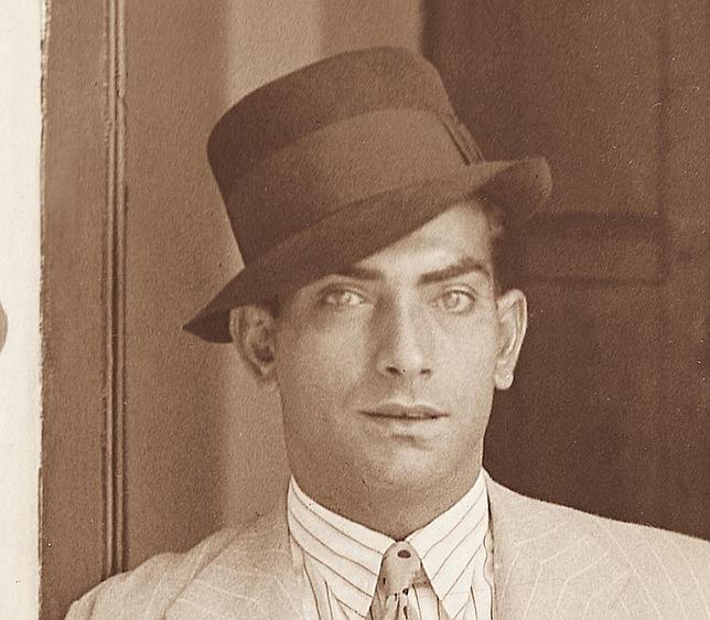 Joaquín Rodríguez Cagancho, el gitno de los ojos verdes, nieto del cantaor Manuel Cagancho, nació en el barrio de Triana. Suya es la sentencia: «En Andalucía se torea; de Despeñaperros pa arriba se trabaja»