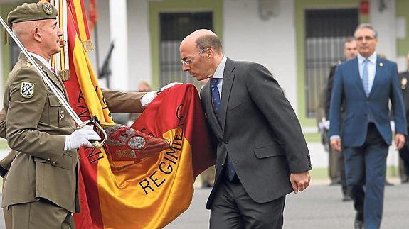 El delegado del Gobierno en el País Vasco, Carlos Urquijo, ha jurado hoy bandera en el acuartelamiento de Loyola de San Sebastián