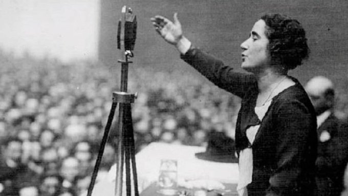 Clara Campoamor: "Estoy tan alejada del fascismo como del comunismo, soy liberal"