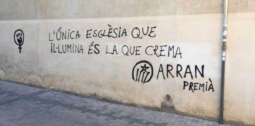 Las pintadas de color rojo y negro contenían expresiones tales como "La única Iglesia que ilumina es la que arde", "arderéis como en el 36", "quema bancos" y "muerte al capital".