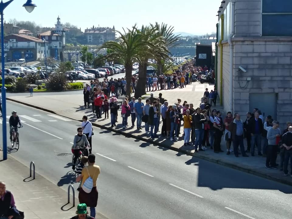 Colas de hasta tres horas para acceder al interiór del Juan Carlos I