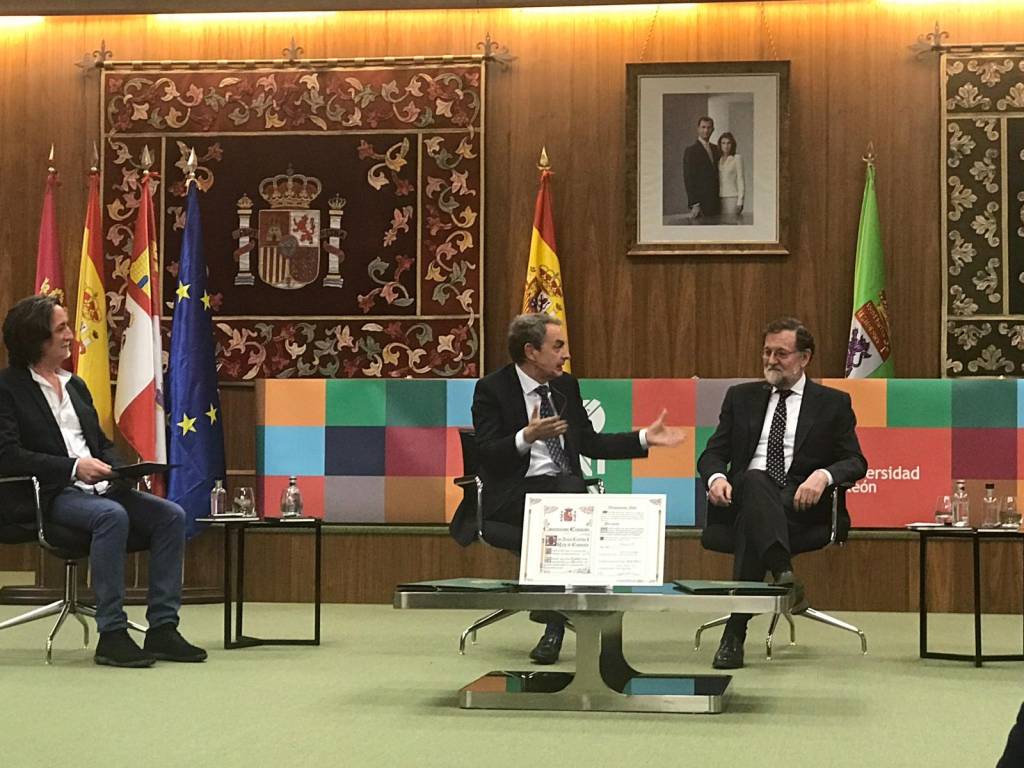 Zapatero y Rajoy,, ambos ex presidentes del gobierno de España participan en un coloquio sobre la consolidación de la democracia